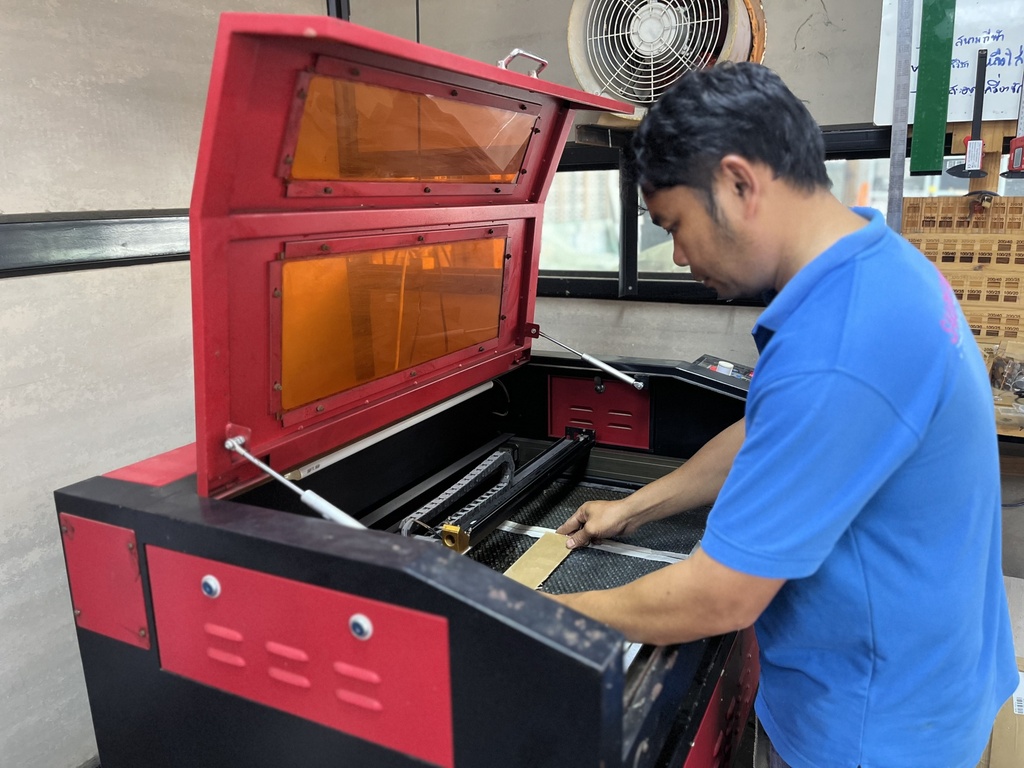 บริการรับตัด แกะ ฉลุ ด้วยเครื่องเลเซอร์